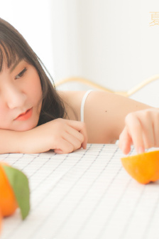 跪在女主人脚下吃袜子